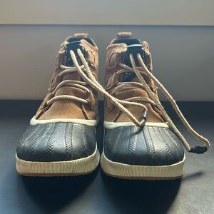 Kids sorels size 4.  Only used a couple of times last winter.  Good condition